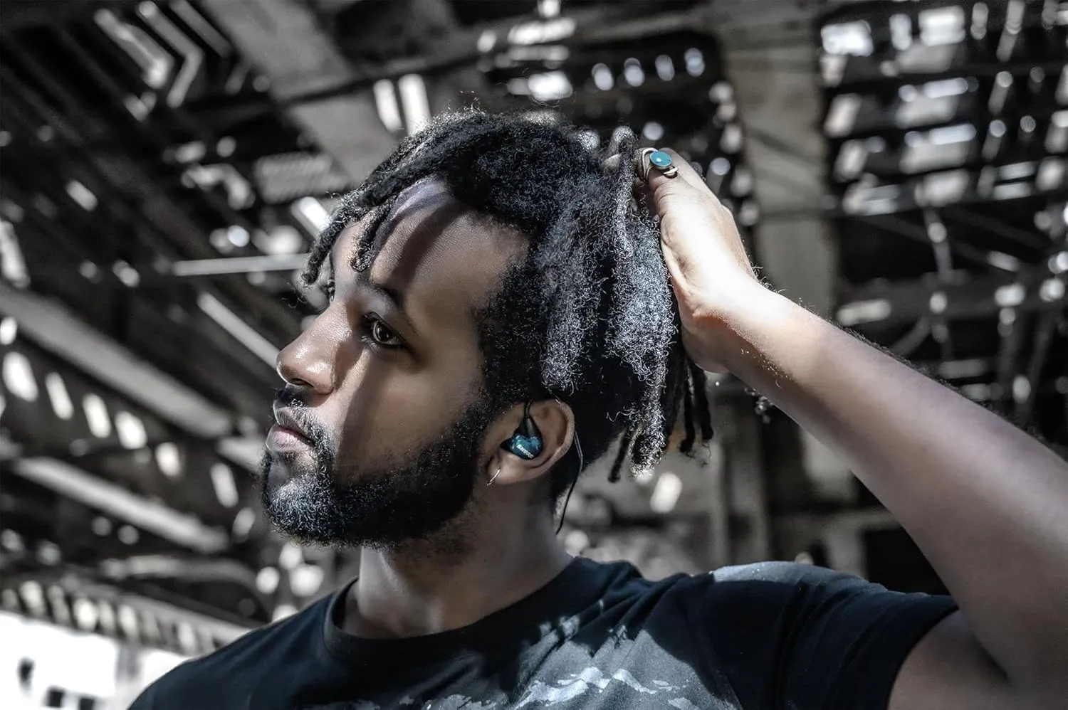 Shure SE215 PRO Wired Earbuds - Professional Sound Isolating Earphones, Clear Sound & Deep Bass, Single Dynamic MicroDriver, Secure Fit In Ear Monitor, plus Carrying Case & Fit Kit - Blue (SE215SPE)